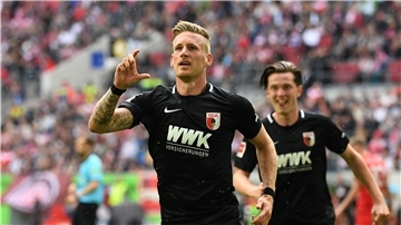 Andre Hahn (vorne) spielt mit dem FC Augsburg. Geboren wurde er in Otterndorf.