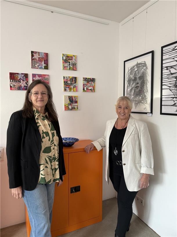 Vernissage im EigenArt-Kunstraum: „Zwischen schwarz & weiß ist jede Menge BUNT“ Andrea Grove (rechts) und Katy Lange.