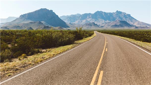 Straße in der Nähe des Big Bend Nationalparks in Texas