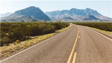 Straße in der Nähe des Big Bend Nationalparks in Texas