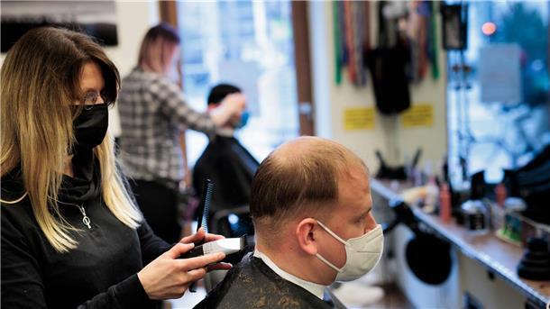 Waschen, Schneiden, Schweigen: Friseurbesuch ohne Small Talk Andrea Siepert-Fichter (l) frisiert Benjamin Hartwig in ihrem Salon in Berlin.