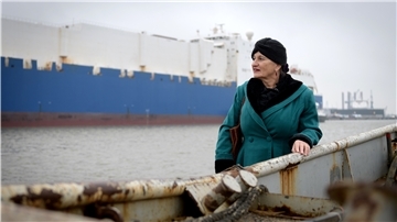 Eine Frau guckt in den Hafen