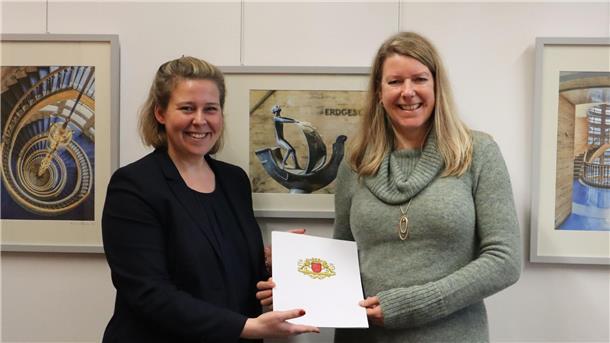 Andrea Wehrkamp (rechts) ist neue Vorsteherin des Bremerhavener Finanzamtes. Das Foto zeigt, wie sie die Ernennungsurkunde von Finanzstaatsrätin Wiebke Stuhrberg entgegennimmt. 