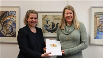 Andrea Wehrkamp (rechts) ist neue Vorsteherin des Bremerhavener Finanzamtes. Das Foto zeigt, wie sie die Ernennungsurkunde von Finanzstaatsrätin Wiebke Stuhrberg entgegennimmt. 