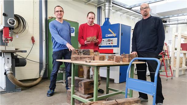Ab Karfreitag gibt‘s beim DSM Schlüsselanhänger aus „Seute Deern“-Holz Andreas Borg-Tojek (Teamleiter bei den Elbe-Weser Welten), Mitarbeiter Tim Mehrtens und Fachkraft Marco Schemien (v.l.n.r.).