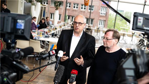 SPD-Entscheidung steht: Rot-Grün-Rot soll in Bremen weitermachen Andreas Bovenschulte (links) und SPD-Landeschef Reinhold Wetjen