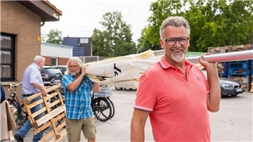 Andreas Determann (r) und viele andere Daruper packen mit an, um ihren Dorfgasthof zu retten.