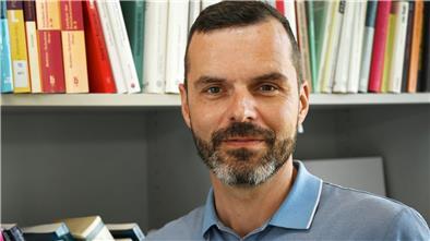 Andreas Klee, Professor, Politikwissenschaftler und Direktor des Zentrum für Arbeit und Politik an der Universität Bremen, steht in seinem Büro.