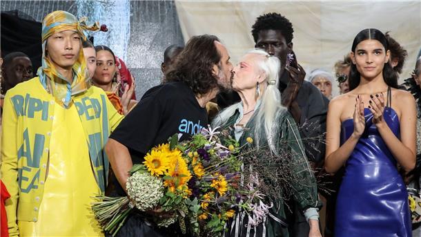 Trauer um Vivienne Westwood: „Königin des Punk“ ist tot Andreas Kronthaler küsst Vivienne Westwood auf der Pariser Modewoche.