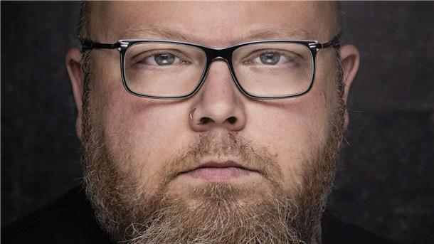 Ein Musiker vor schwarzem Hintergrund
