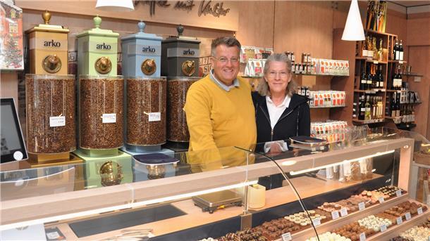 Andreas und Meike Wedelich in ihrer Confiserie in der Nordenhamer Fußgängerzone. Anders, als auf Facebook behauptet, gibt es das Geschäft noch. Und das soll auch so bleiben.