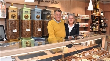 Andreas und Meike Wedelich in ihrer Confiserie in der Nordenhamer Fußgängerzone. Anders, als auf Facebook behauptet, gibt es das Geschäft noch. Und das soll auch so bleiben.