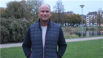 Ein Mann schaut in die Kamera