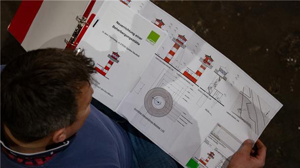Spieka-Neufeld: Der Leuchtturm, der nicht gestreift sein darf Andreas Wunderlich mit den Bauplänen für seinen Übernachtungsleuchtturm, die das Büro „JPS-Architekten und Ingenieure“ für ihn entworfen hat.