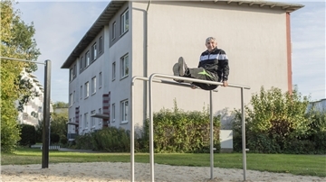 Andrej Geist wohnt in einem der Wohnblöcke in der Nähe des neueröffneten Parks. Der 70-jährige hält sich Fit und ist zum ersten Mal hier und um es mal auszuprobieren.
