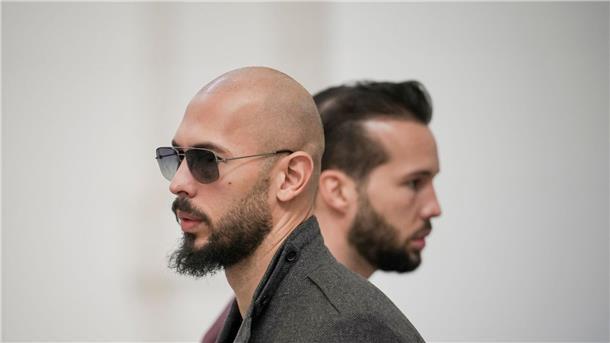 Andrew Tate (l) und sein Bruder Tristan warten im Gebäude des Berufungsgerichts in Bukarest. Den beiden Brüdern wird vorgeworfen, junge Frauen sexuell ausgebeutet zu haben.