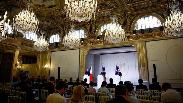 Andrzej Duda (l-r, Emmanuel Macron und Olaf Scholz bei der gemeinsamen Pressekonferenz im Élysée-Palast.