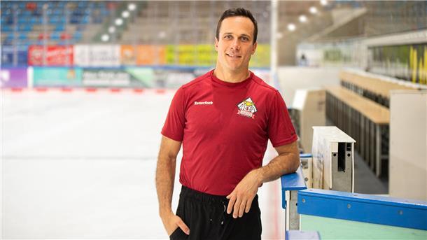 Nach Niederlage in Köln wollen die Pinguins in Wolfsburg zurückschlagen Eishockeyprofi Andy Miele lehnt an einer Bande
