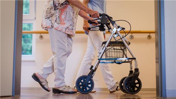 Pflegereform bringt Entlastungen und teils höhere Beiträge Anfang 2022 eingeführte Entlastungszuschläge für Pflegeheimbwohnerinnen und -bewohner sollen zum 1. Januar 2024 erhöht werden. dadurch soll der Eigenanteil für die reine Pflege gedrückt werden.