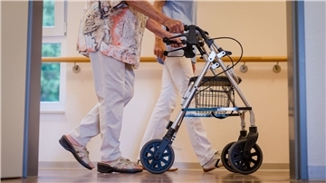 Anfang 2022 eingeführte Entlastungszuschläge für Pflegeheimbwohnerinnen und -bewohner sollen zum 1. Januar 2024 erhöht werden. dadurch soll der Eigenanteil für die reine Pflege gedrückt werden.