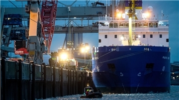 Das Spezialschiff „Pacific Grebe" liegt an der Pier des Midgard-Hafens in Nordenham. Das Bild entstand im November 2020 beim Umschlag von Castor-Behältern.