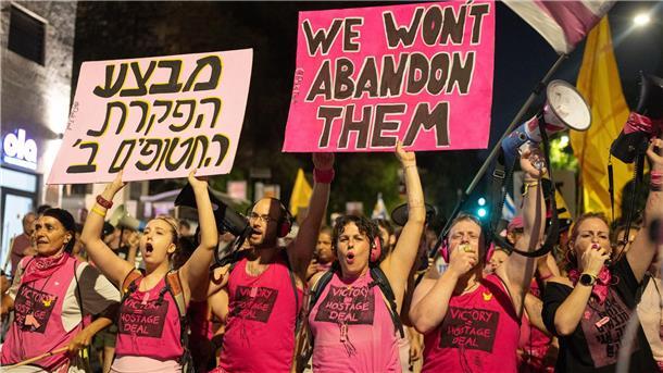 Massenprotest in Jerusalem - Geisel-Angehörige fordern Deal Angehörige der Geiseln fürchten bei einer Einnahme der Stadt Gaza um das Leben der Verschleppten.