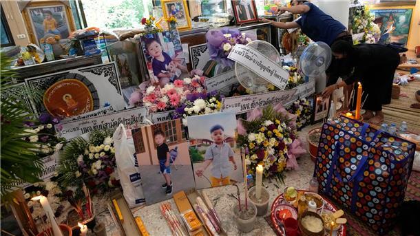 Angehörige der Opfer des Kita-Attentats sammeln Bilder und Andenken vor einer buddhistischen Zeremonie in der Stadt Uthai Sawan im Nordosten Thailands.