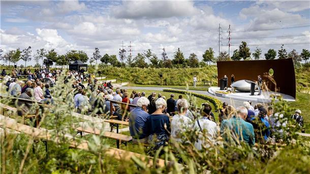 Angehörige der Opfer nehmen an der Gedenkfeier am Nationaldenkmal MH17 teil.
