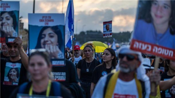 Angehörige und Freunde der Geiseln, die von der Hamas festgehalten werden, nehmen an einem „Marsch für die Geiseln“ von Tel Aviv nach Jerusalem teil.