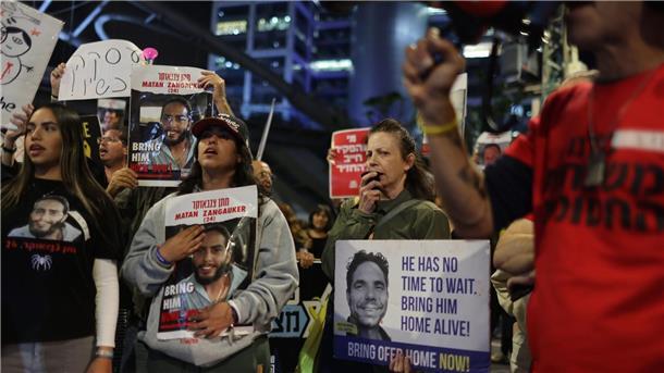 Islamischer Dschihad zeigt neues Video von Geisel Angehörige und Unterstützer von Geiseln während einer Protestaktion in Tel Aviv.
