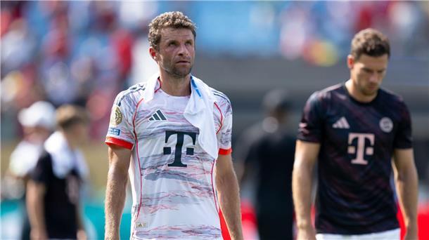 Müllers Bayern-Finale: „Wenn’s vorbei ist, ist es vorbei“ Angekämpft im Glutofen von Charlotte: Thomas Müller (l) nach dem Spiel mit einem eisgekühlten Handtuch im Nacken.