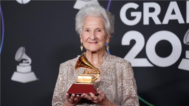 95-Jährige „beste neue Künstlerin“ bei Latin Grammys Ángela Álvarez: „Es ist nie zu spät.“