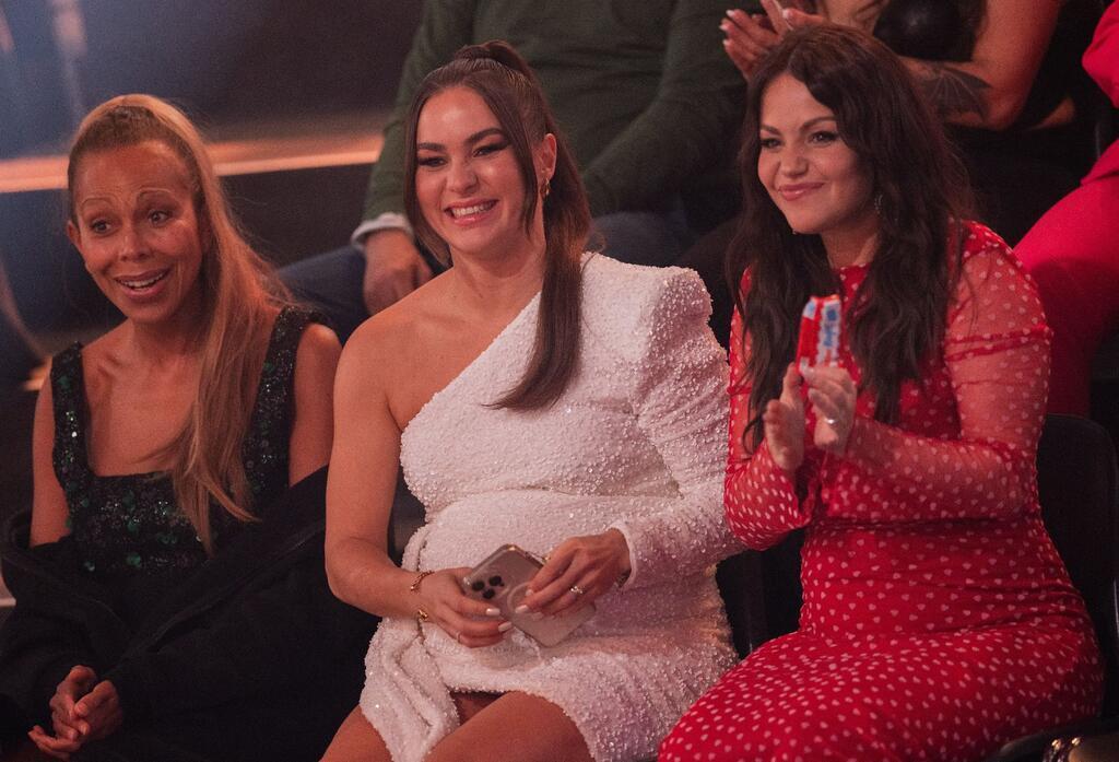 Angela Ermakova (l-r) und die beiden hochschwangeren Profitänzerinnen Renata Lusin und Christina Hänni.