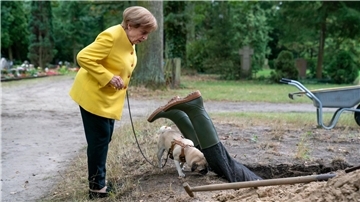 Angela (Katharina Thalbach) und Mops ‚Helmut‘ finden die Leiche.