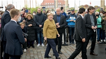Bundeskanzlerin Angela Merkel vor dem Deutschen Auswandererhaus in Bremerhaven.