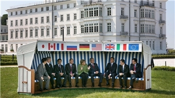 Angela Merkel sitzt zusammen mit anderen Regierungschefs in einem XXL-Strandkorb beim G8-Gipfel in Heiligendamm im Jahr 2007.