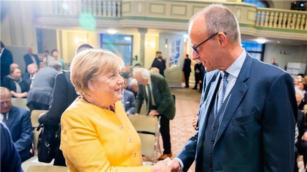 Angela Merkel und Friedrich Merz begrüßen sich bei der Eröffnungsveranstaltung der Bundeskanzler-Helmut-Kohl-Stiftung  im September 2022.
