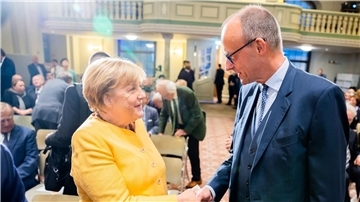 Angela Merkel und Friedrich Merz begrüßen sich bei der Eröffnungsveranstaltung der Bundeskanzler-Helmut-Kohl-Stiftung  im September 2022.
