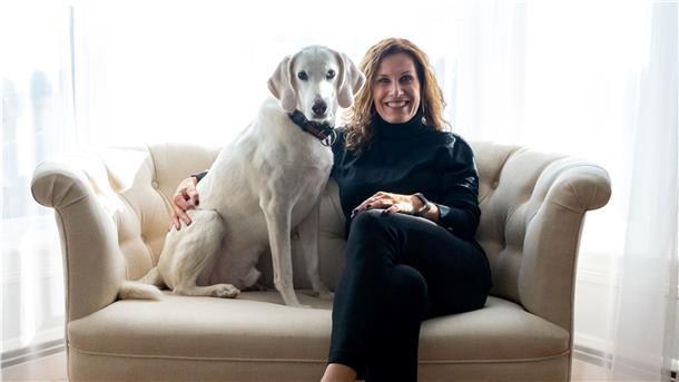 Grußbrücke: Auf der Reise vom Verstand zurück zum Herz Angela Saulino mit ihrem Hund Bennett.