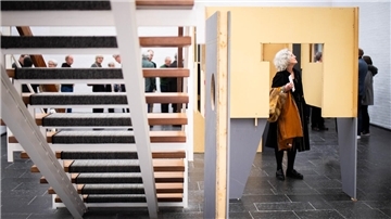 Angelehnt an die realen Container, aber wirklich nur angelehnt, hat Manfred Pernice einen Behälter für die Kunst entworfen, in dem unter anderem ein abstraktes Bild von Andy Warhol hängt.