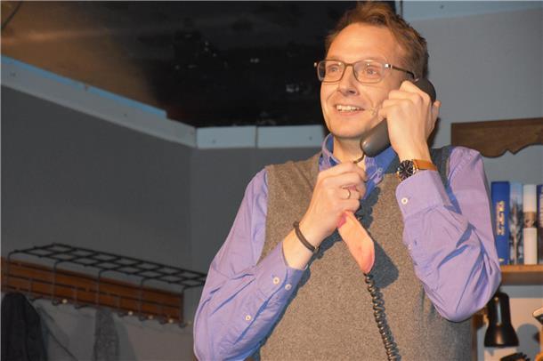 Graue Maus in Turbulenzen: Niederdeutsche Bühne zeigt „Arthur in annere Ümstänn“ Das Foto zeigt eine Szene aus dem Theaterstück.
