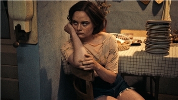 Angelika (Lena Urzendowsky) wächst in den 1980er Jahren auf dem Hof in der Altmark auf. Der Film „In die Sonne schauen“ erzählt von vier Frauen aus unterschiedlichen Generationen. Die Handlung umspannt ein Jahrhundert.