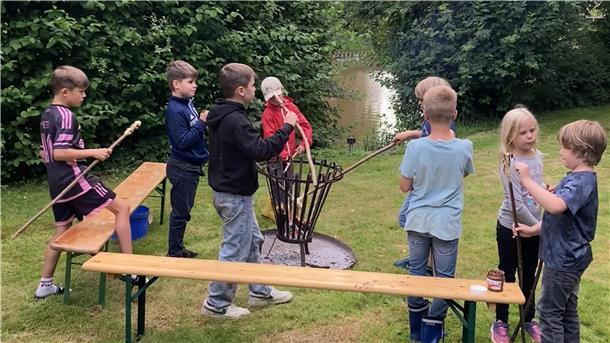Ferienspaß mit Stockbrot und Hecht: Angelverein Stadland lädt ein Angeln macht hungrig: Zwischendurch gab es für die Mädchen und Jungen Stockbrot.