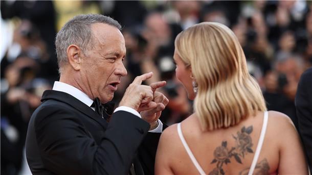 Wes Anderson in Cannes mit großem Star-Aufgebot Angeregter Plausch in Cannes: Tom Hanks und Scarlett Johansson.