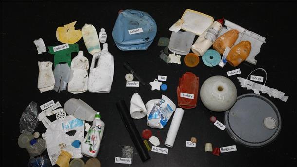 Angeschwemmter Plastikmüll aus der Arktis nach Herkunftsländern sortiert.