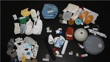 Angeschwemmter Plastikmüll aus der Arktis nach Herkunftsländern sortiert.