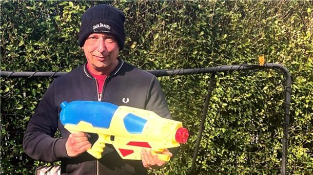 Mann mit Wasserpistole