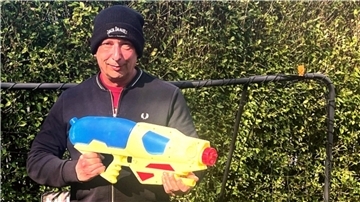 Mann mit Wasserpistole