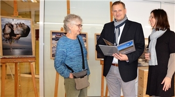 Künstlerin Sigrid Steffens (von links) im Austausch mit Claus Seebeck und Simone Döscher.