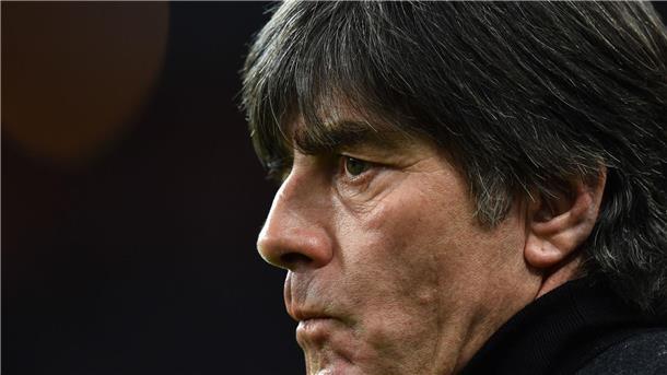 Angespannt: Bundestrainer Joachim Löw vor dem Spiel am 13. November gegen Frankreich in Paris (Archivbild). 